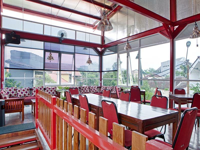 Reddoorz Plus Near Riau Street Бандунг Экстерьер фото