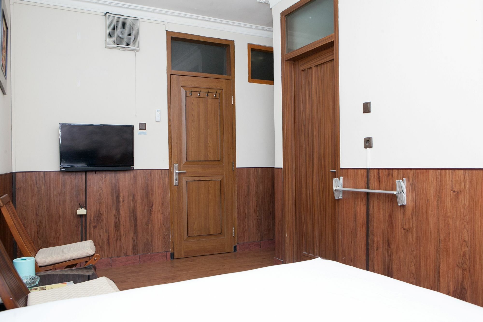 Reddoorz Plus Near Riau Street Бандунг Экстерьер фото