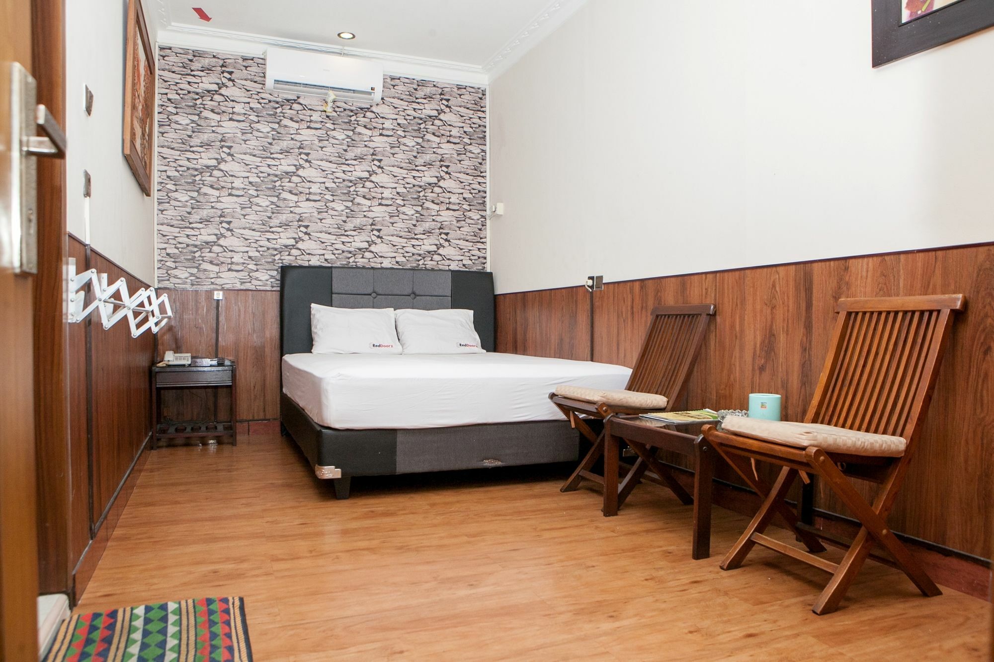 Reddoorz Plus Near Riau Street Бандунг Экстерьер фото