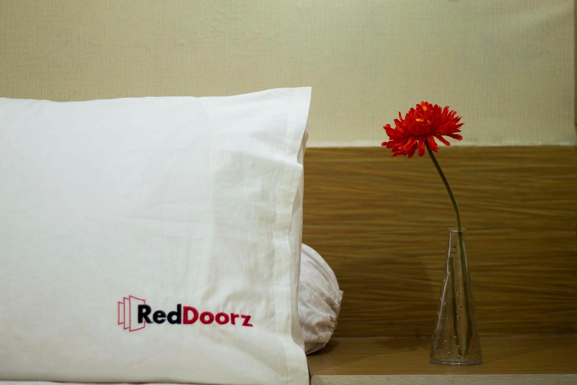 Reddoorz Plus Near Riau Street Бандунг Экстерьер фото